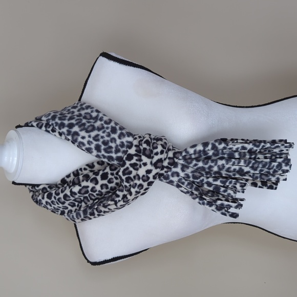 Old Navy Fleece Leopard Print Fringed Scarf Black White 10" x 73" Super Soft - Picture 3 of 10